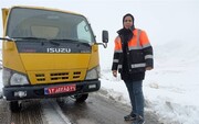 ببینید | تلاش تنها زن راهدار ایران برای باز کردن راه در برف سنگین