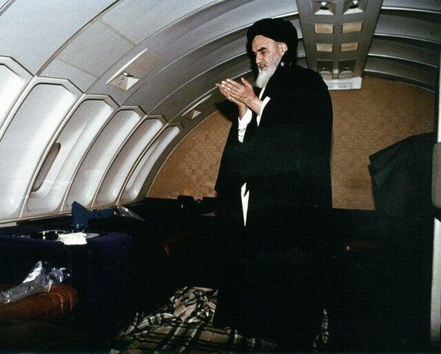 تصاویری کمتر دیده شده از امام (ره)در بازگشت به ایران ؛نماز خواندن امام در هواپیما را ببینید