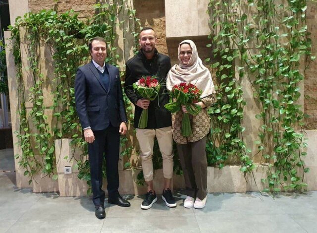 عکس| ستاره برزیلی پرسپولیس به تهران رسید | پوشش متفاوت همسر بازیکن جدید سرخ ها