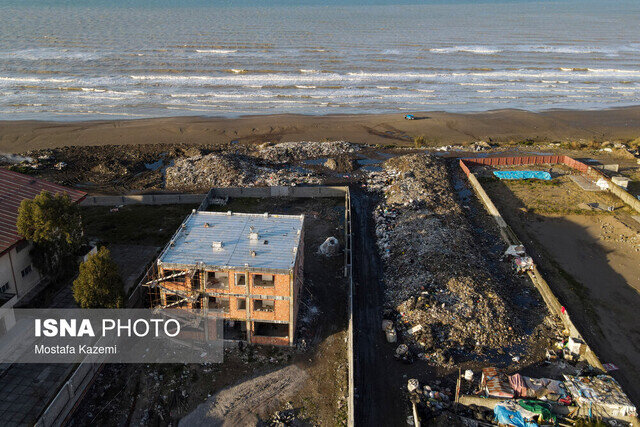 تصاویر | این ساحل دریای خزر بوی تعفن می دهد | شیرآبه زباله ها وارد آب و شالیزار می شود | سایت زباله ۲۰ متر تا دریا