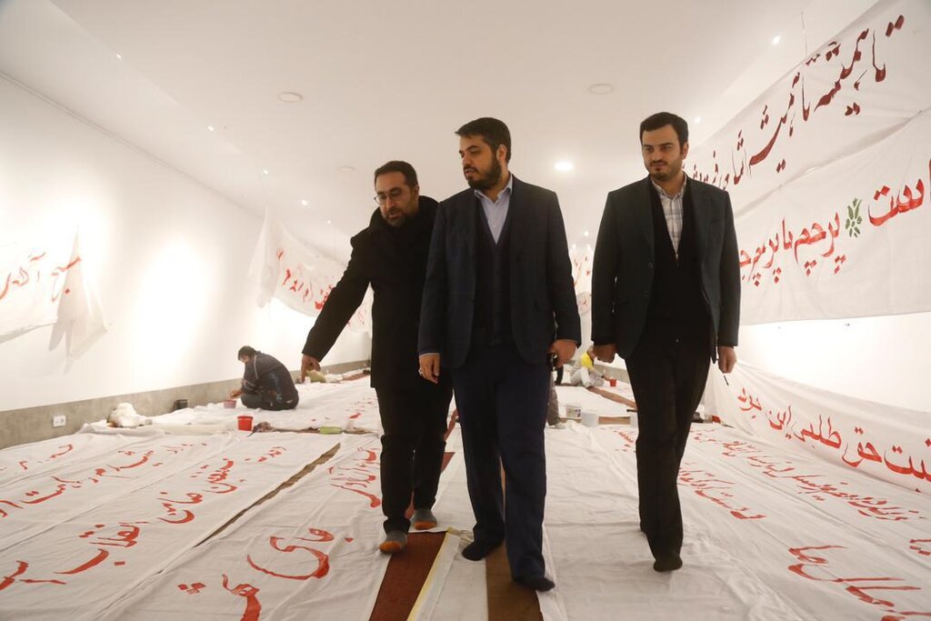 نصب ۱۰۰۰ قطعه پارچه نویسی شعارهای انقلاب در خیابان های تهران | مرور ۴۴ سال خاطرات شیرین و بعضا تلخ