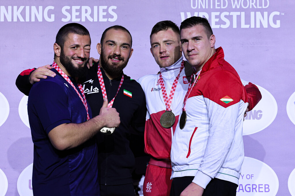 عکس| کشتی گیر آذربایجانی با وضعیتی عجیب به آغوش امیرحسین زارع رفت! | انصرافی که دردسرساز شد