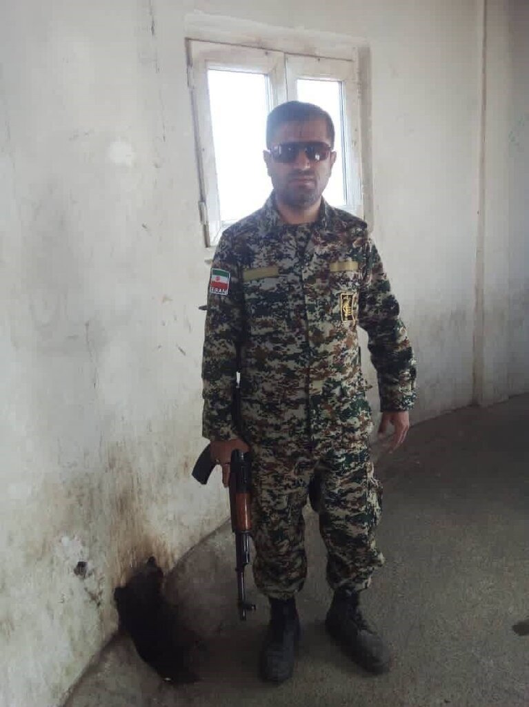 تصویر نیروی بسیج که بر اثر شدت سرما در نقطه صفر مرزی به شهادت رسید