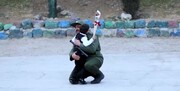 ببینید | کودک ۴ ساله در پادگان چه می‌کند؟ | لحظه غافلگیری یک سرباز هنگام نگهبانی