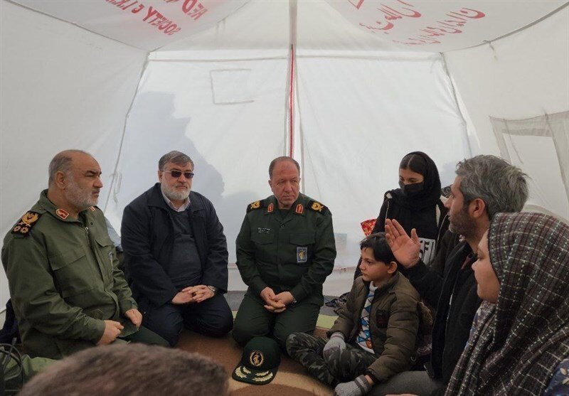 عکس ا فرمانده کل سپاه در چادر زلزله زدگان خوی ؛دیدار چهره به چهره سرلشکر سلامی با زلزلهزدگان