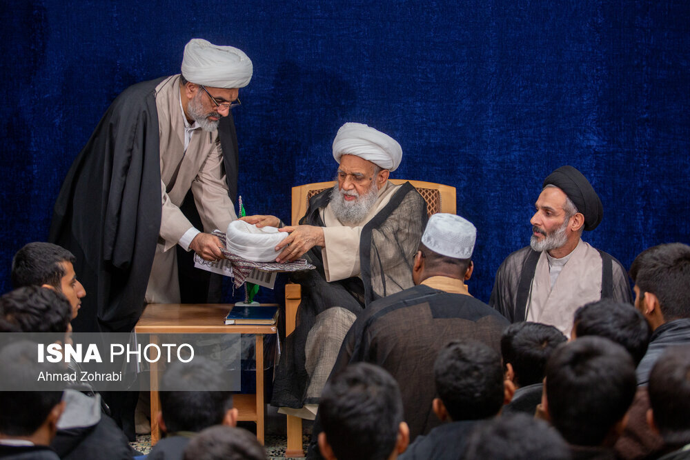 تصاویری متفاوت ا ز عمامه گذاری طلاب همزمان با میلاد امیرالمومنین(ع)