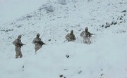 تصاویر دلخراش لحظه پیدا شدن پیکر یک بسیجی از میان برف | سرمای بیش از حد جان شهید جاودانیان را گرفت