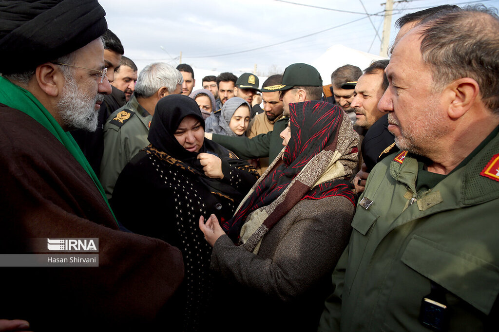 تصاویری تاثیرگذار از حضور متفاوت رئیس جمهور درمیان زلزله زدگان خوی