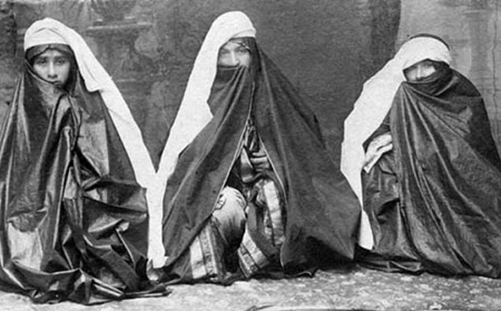 پوشش بانوان در ایران باستان چگونه بود؟ | از چادر و چاقچور تا جوراب‌ ماهوت ناصری
