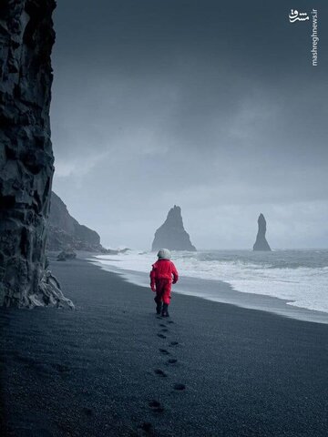 قدم زدن با لباس فضانوردی در ساحل - ایسلند
