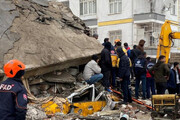 ببینید | تصاویر تکان دهنده کودک مدفون زیر آوار زلزله | او هنوز جان در بدن دارد
