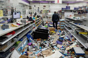 ببینید | واکنش عجیب زلزله زدگان گرسنه | حمله مردم به فروشگاه ها را ببینید