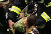 ببینید | واکنش خاص امدادگران در لحظه نجات یک نوزاد از زیر آوار زلزله ترکیه ؛ بوسه‌ بر پیشانی ...
