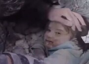 ببینید |‌ لحظه پرالتهاب نجات کودک ۳ ساله از زیر آوار در سوریه |‌ واکنش کودک در لحظه رهایی از آوار را ببینید