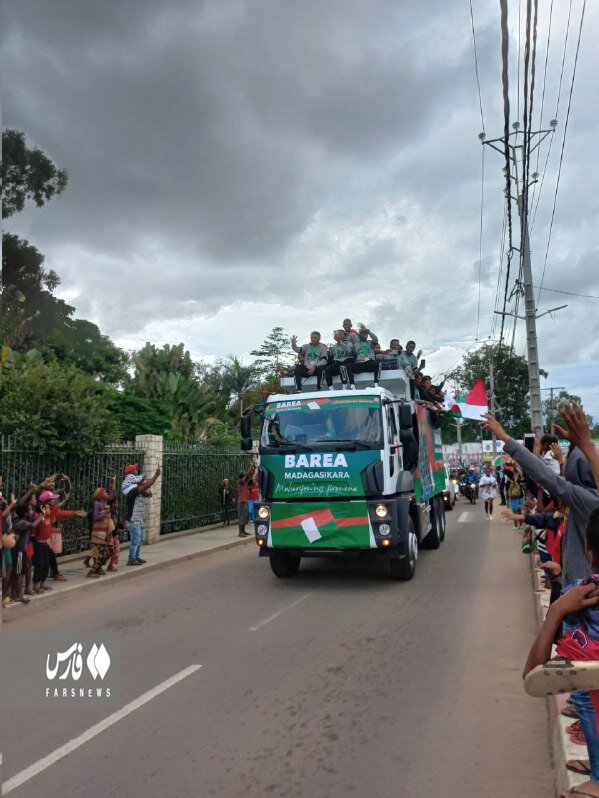 تصاویر | رژه و جشن بازیکنان فوتبال با کامیون حمل زباله!