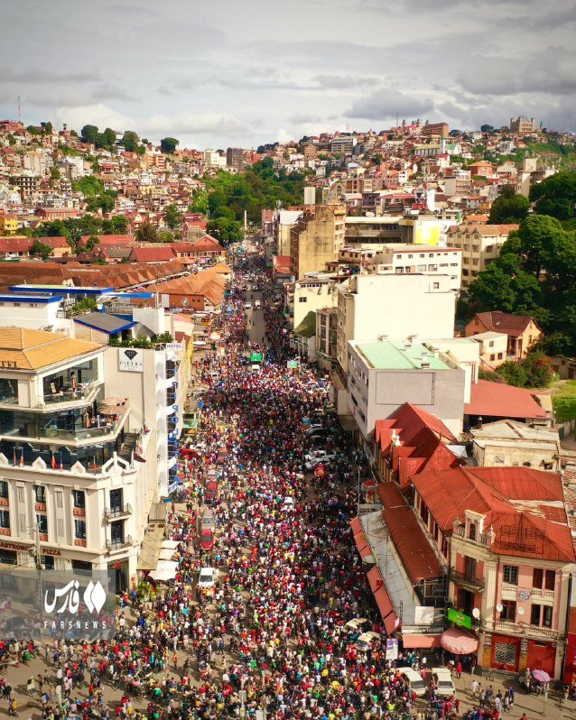 تصاویر | رژه و جشن بازیکنان فوتبال با کامیون حمل زباله!