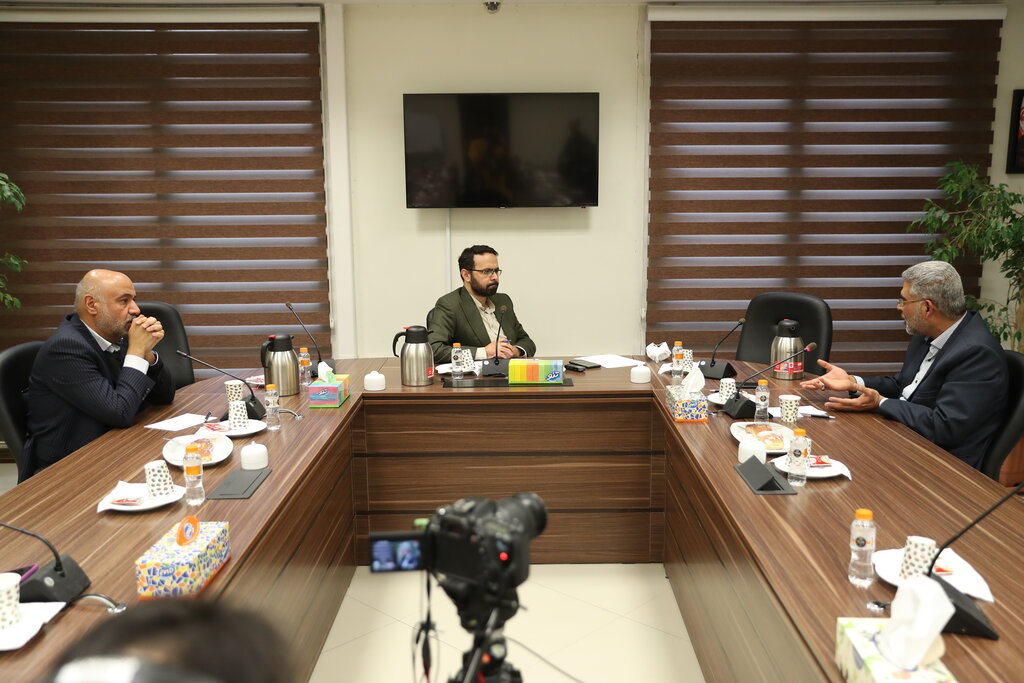 پشت پرده ماجرای حقوقهای نجومی | سیستمی ایجاد کردهایم که در درون خود، خود را میخورد | اصلاحی که حتی با تغییر دولتها صورت نمیگیرد