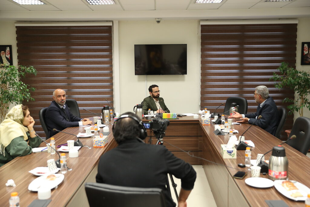 پشت پرده ماجرای حقوقهای نجومی | سیستمی ایجاد کردهایم که در درون خود، خود را میخورد | اصلاحی که حتی با تغییر دولتها صورت نمیگیرد