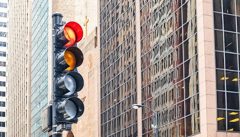 نقش خودران‌ها در کاهش ترافیک | چراغ سفید ابداع جدیدی برای کم کردن از حجم ترافیک 