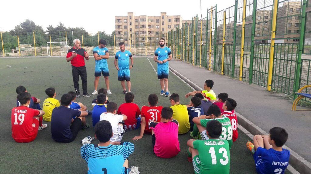 قهرمانمحله | فوتبالیست پیشکسوت؛ چهره محبوب خزانه | آموزش رایگان فوتبال به نوجوانان محروم