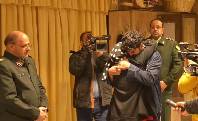 تصاویر لحظه آزادی گروگان ۴۰ میلیارد تومانی پس از ۷۰ روز | پسر ۲۱ ساله را به خارج از کشور بردند | مهندس خوشنام پول آزادی پسرش را نداشت