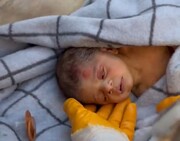 ببینید | این نوزاد ۶۰ ساعت مدفون شده بود | کم سن ترین نجات یافته زلزله را ببینید