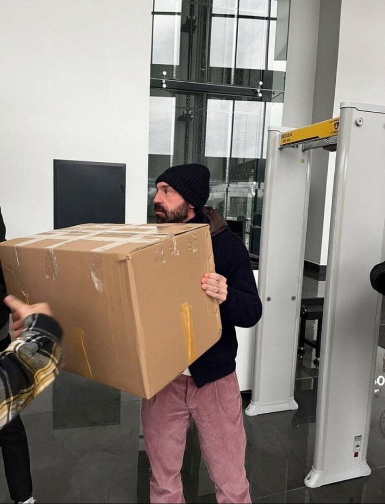 عکس| اسطوره فوتبال ایتالیا در حال کمک رسانی به زلزله زدگان ترکیه