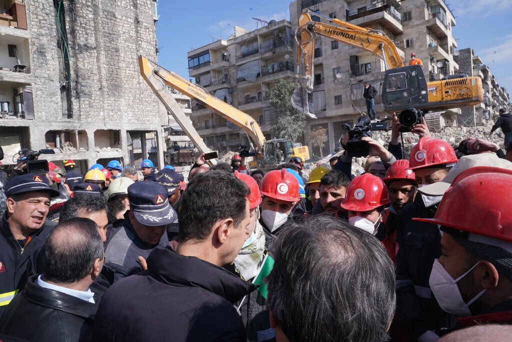 بشار اسد و همسرش در میان زلزله‌زدگان