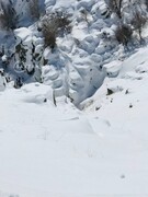 عکس | دفن آبشار گنجنامه زیر برف کم سابقه همدان