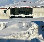 تصویری جالب از پنهان شدن ماشین‌ها زیر برف در پیرانشهر