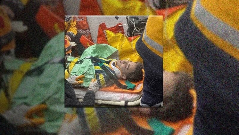عکس | نجات معجزه‌آسا بعد از ۱۱۹ ساعت | شهروند ترکیه ای با پیراهن فنرباغچه از زیر آوار بیرون آمد