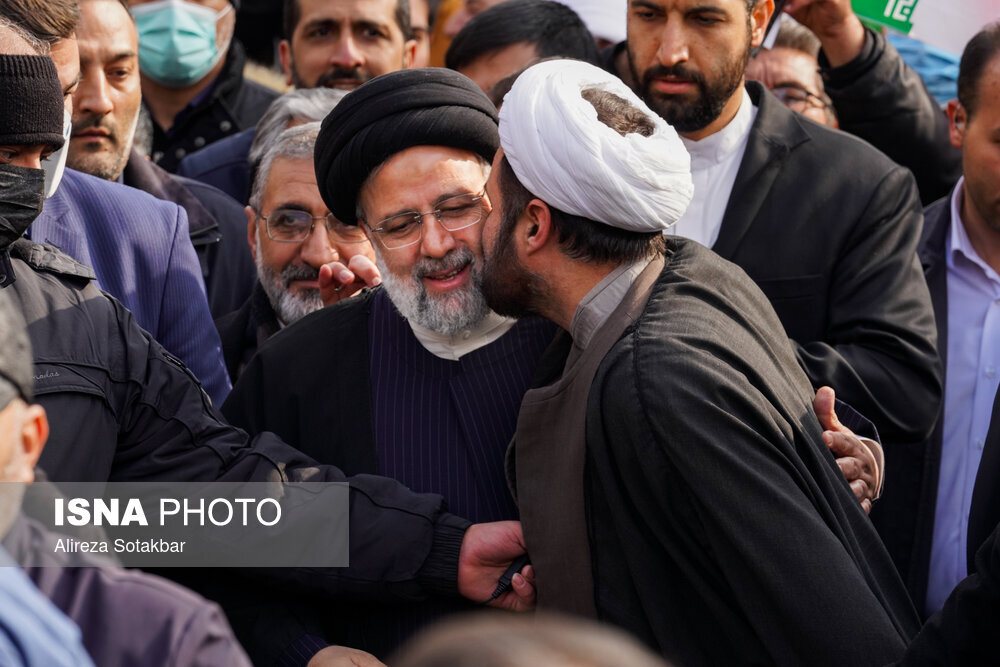 عکس ا برخورد جالب یک زن با رئیسی در راهپیمایی امروز