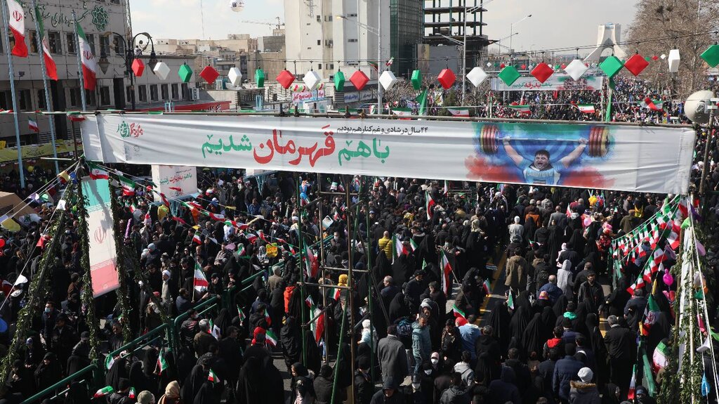 منطقه ۹ میزبان راهپیمایان ۲۲ بهمن | حماسه حضور مردم در قدمگاه امام(ره) را ببینید