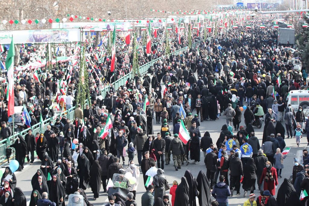 منطقه ۹ میزبان راهپیمایان ۲۲ بهمن | حماسه حضور مردم در قدمگاه امام(ره) را ببینید