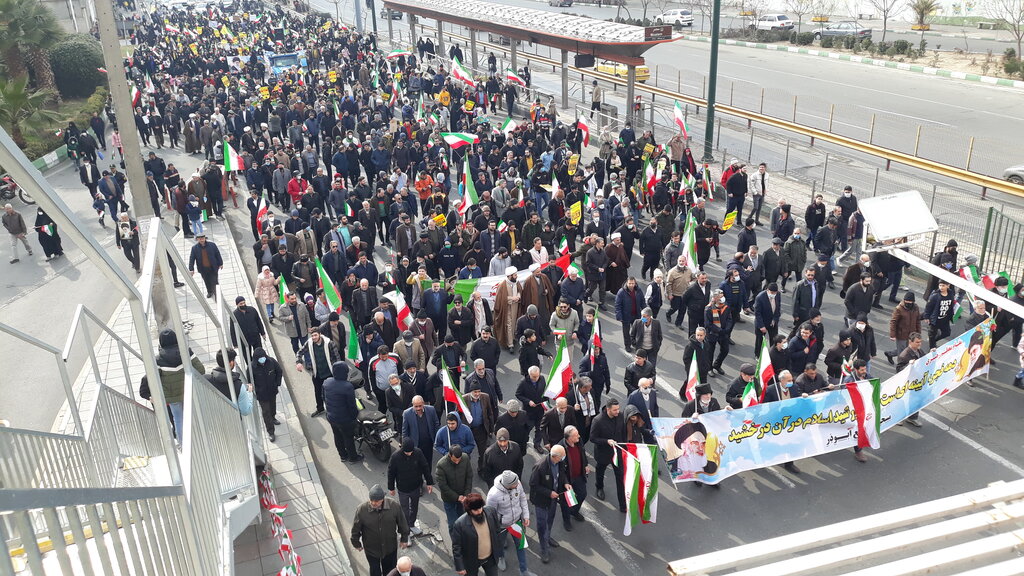 راهپیمایی صدها نفری ساکنان منطقه17 در بزرگراه شهید آیت‌الله سعیدی برای رسیدن به میدان آزادی