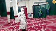ببینید | جنجال بر سر فوتبال بازی کردن یک امام جماعت در مسجد | هنرنمایی روحانی مسن باعث خشم مردم شد!
