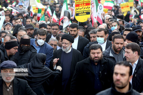 چه شخصیت هایی در راهپیمایی ۲۲ بهمن حضور داشتند؟ حجت الاسلام رئیسی
