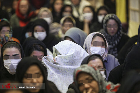 هلهله  و شادي مددجویان زن به هنگام آزادي از زندان زنان تهران
