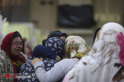 هلهله  و شادي مددجویان زن به هنگام آزادي از زندان زنان تهران