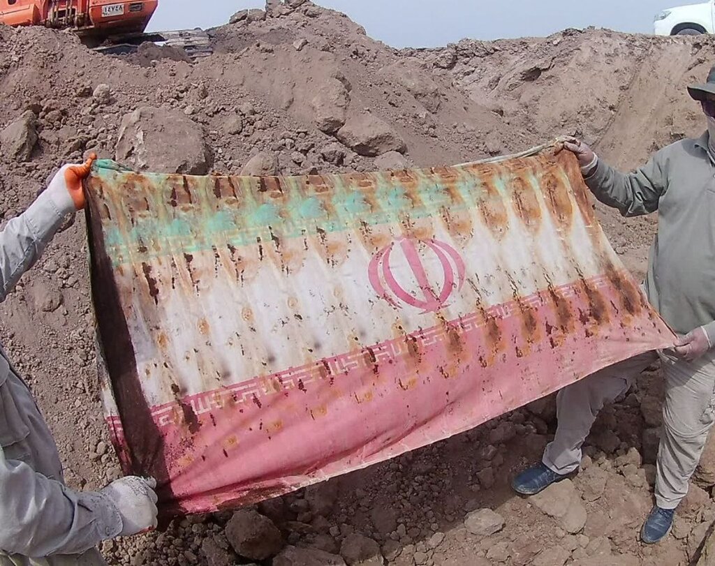 تصویری از پرچم ایران که در یکی از عملیات‌های تفحص شهدا کشف شده است