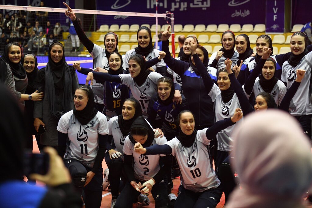 ببینید | جشن و شادی تیم زنان والیبال پیکان بعد از قهرمانی