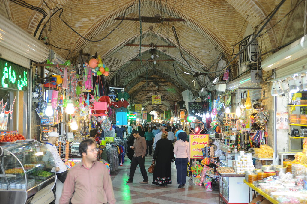 در بازار تاریک ری چه خبر است؟ | معنی پارچه متقال یا چهارپایه جلو حجرهها چیست؟