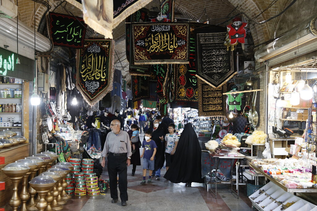 در بازار تاریک ری چه خبر است؟ | معنی پارچه متقال یا چهارپایه جلو حجرهها چیست؟