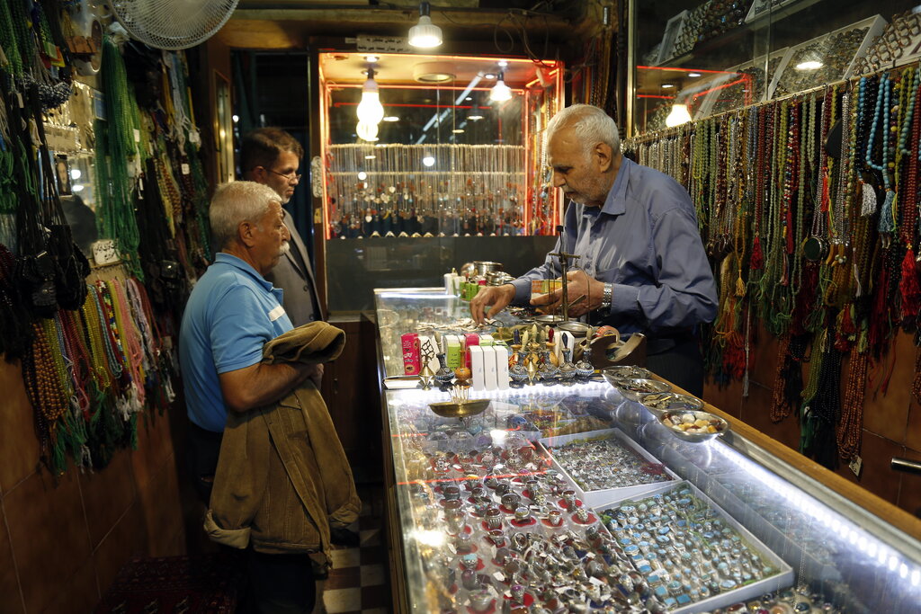 در بازار تاریک ری چه خبر است؟ | معنی پارچه متقال یا چهارپایه جلو حجرهها چیست؟