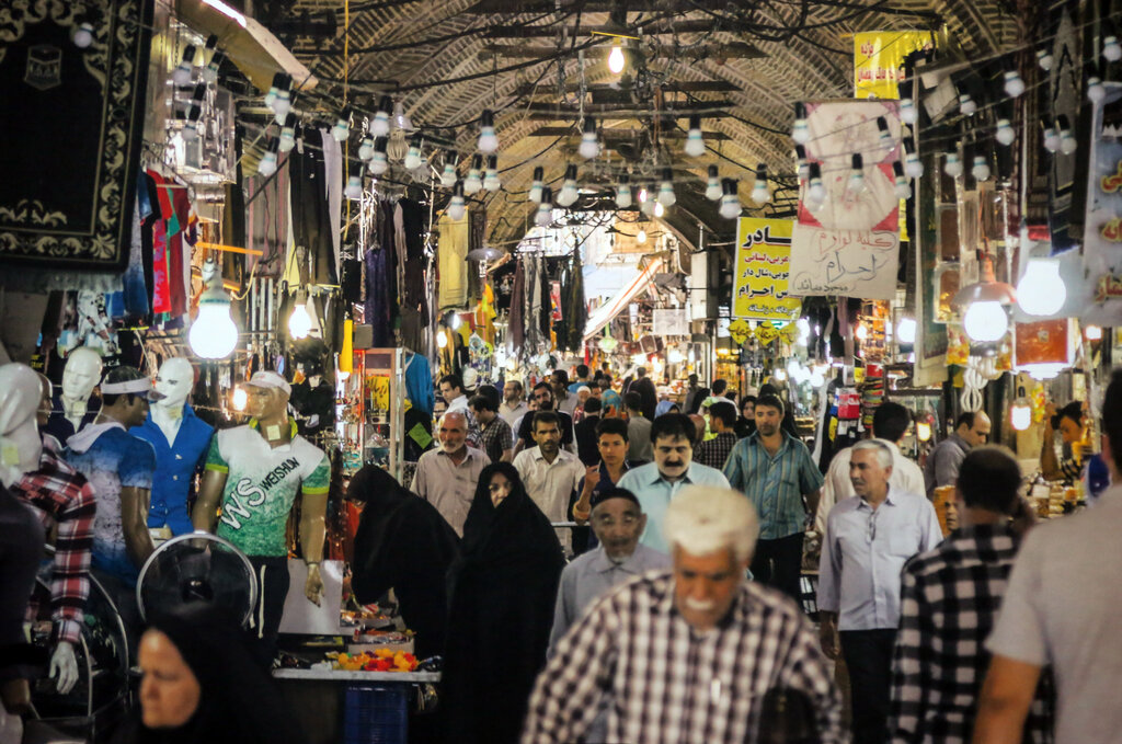 در بازار تاریک ری چه خبر است؟ | معنی پارچه متقال یا چهارپایه جلو حجرهها چیست؟