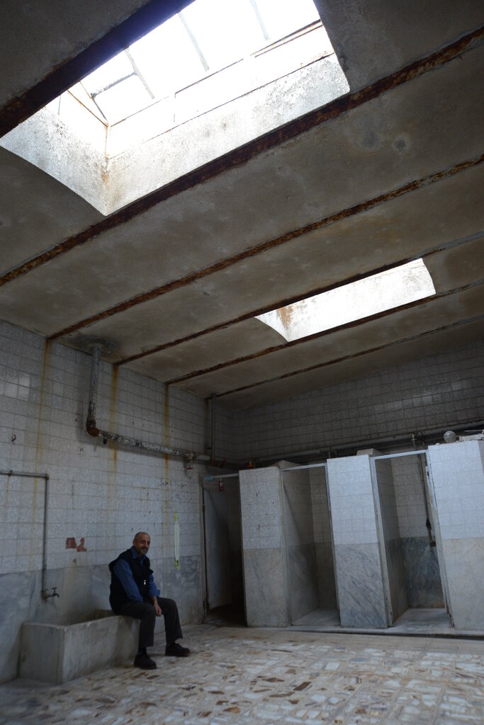 لذت استحمام کنار درختان پرتقال | بروبیای گرمابه سالخورده پونک جای خود را به مزد ترس داد