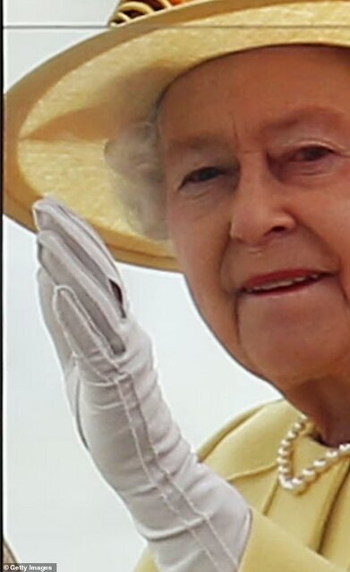 عکس | جوراب سوراخ چارلز سوم در مسجد خبرساز شد!