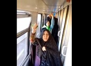 ببینید | راهپیمایی ۲۲ بهمن زنان انقلابی در یک قطار مسافری در حال حرکت
