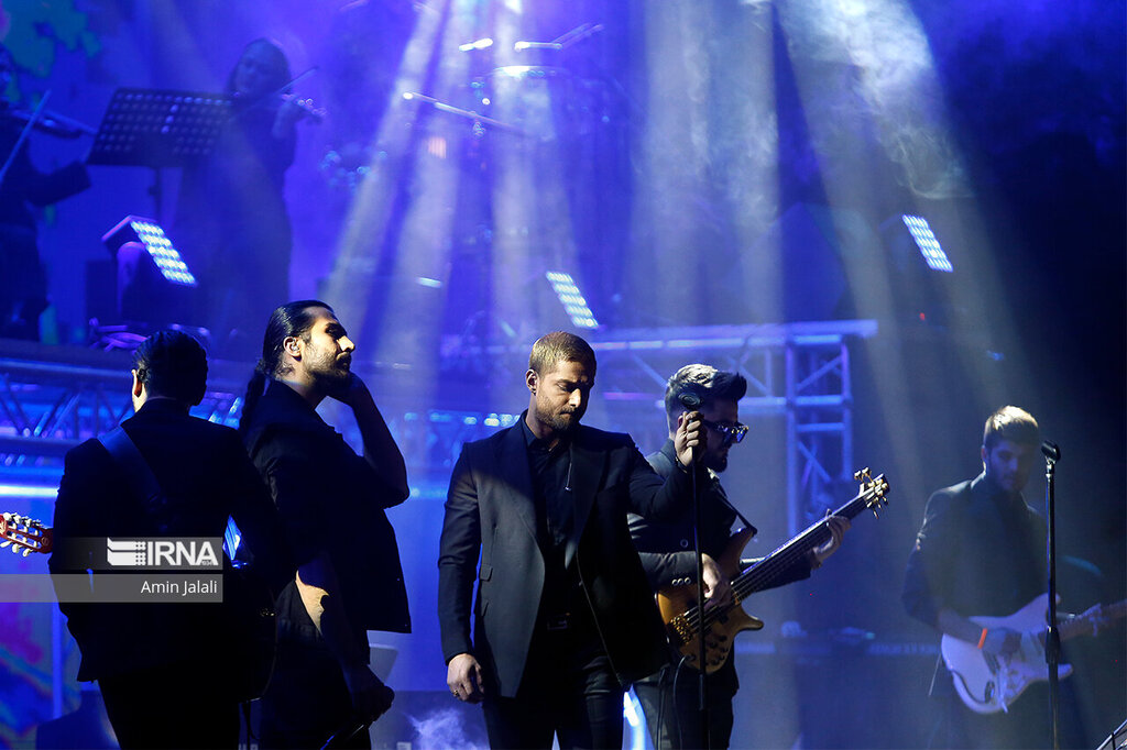 بغض و گریه خواننده ماکانبند در کنسرت | مردم میگفتند شادش کن اما ...