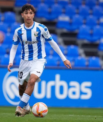 عکس | ستاره ایرانی به تیم لالیگایی پیوست | عکس یادگاری با پیراهن تیم جدید